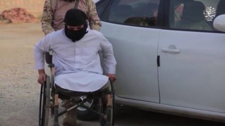 Xhihadisdi që ka humbur këmbët në luftë, ulet në karrocë për invalidë të mbushur me eksploziv dhe kryen sulm kamikaz (Foto/Video)