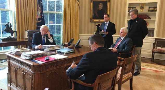 Ky është momenti kur Trump bisedon në telefon me Putinin
