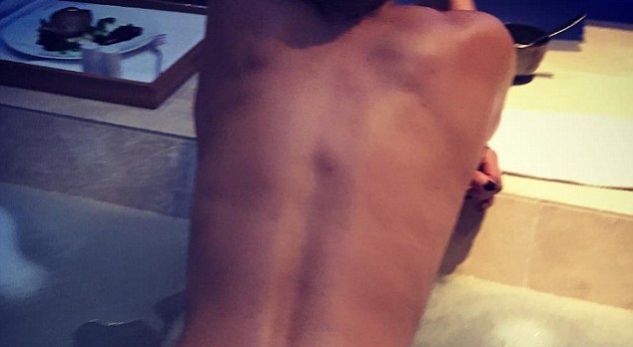 Çmendet këngëtari i njohur, poston foto nudo të gruas së vet (Foto)