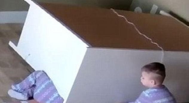 2-vjeçari hero, e shpëton nga vdekja vëllain e vet binjak (Video)