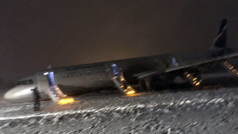 Aeroplani huq pistën, 164 pasagjerët përjetojnë tmerrin (Video)