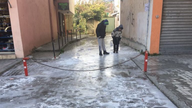 Vdekja e rojës së ndërtesës, djali rrëfen si e gjeti të atin të ngrirë nga i ftohti (Foto)
