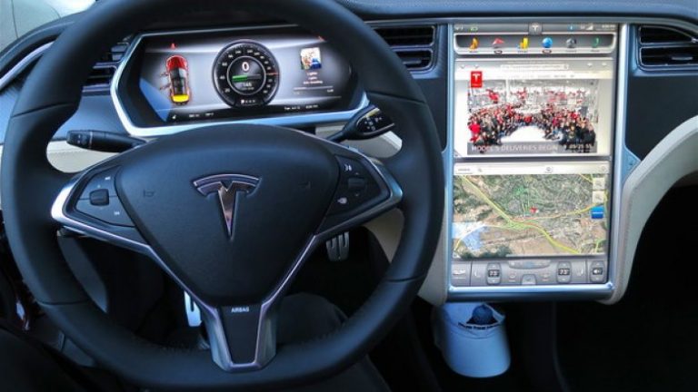 Autopiloti i makinës Tesla parashikon përplasjen dhe shpëton pa gërvishtje! (Video)