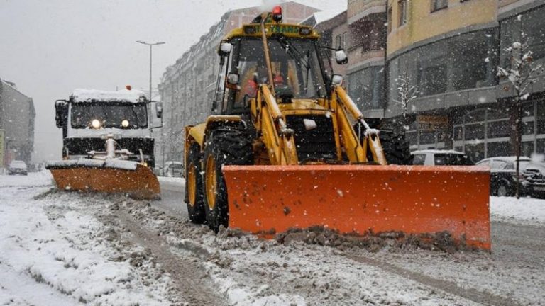 Rrugët e Tetovës janë të kalueshme, komuna mori masa për heqjen e dëborës