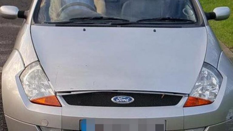 Ford Ka shumë i vogël, detyrohet të vozitë me kokë përjashta (Foto)