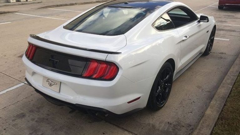 E çuditshme: Ford Mustang GT që do të lansohet vitin e ardhshëm, shihet i parkuar në një rrugë! (Foto)