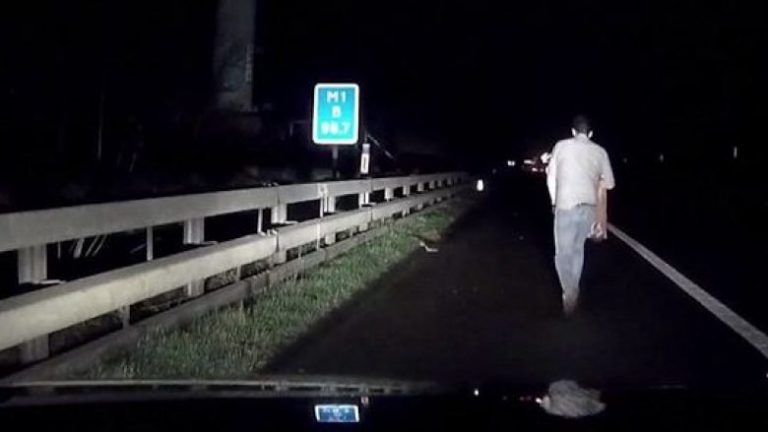 I dehuri u nis në këmbë nëpër autostradë, për në shtëpinë që ndodhet 160 kilometra larg (Video)
