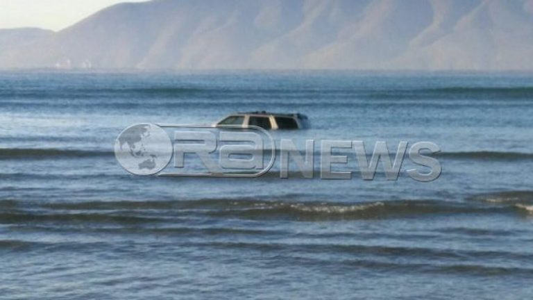 Vlorë, një makinë gjendet e fundosur në det