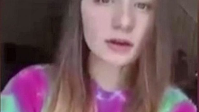 Prapa krahëve të adoleshentes shfaqet një krijesë misterioze (Video)