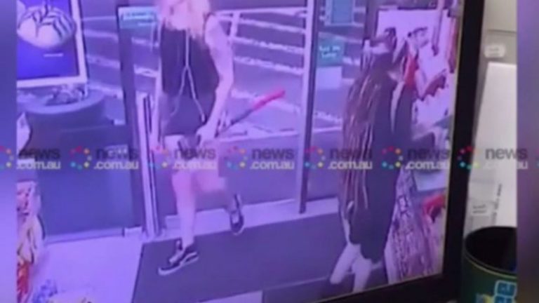 Pa asnjë arsye, biondina godet me sëpatë klientët që ndodheshin në pompë benzine (Video, +16)