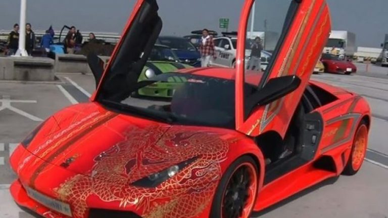 “Takimi” i super-makinave luksoze: Milionat në një vend (Video)