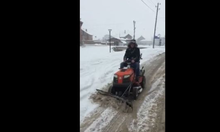 Banorët e Gadimes pastrojnë vetë rrugët nga bora (Video)