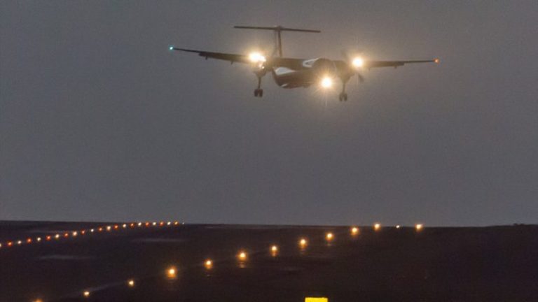 Moti i keq godet Britaninë, aeroplani “rrëmbehet” nga erërat e forta (Foto/Video)
