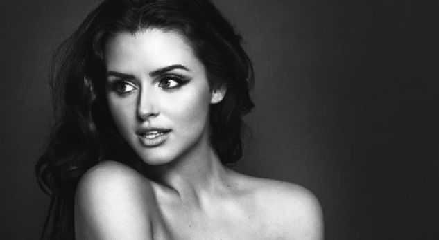 Kush e ka fatin të strehohet në këtë gjoks? (Foto)
