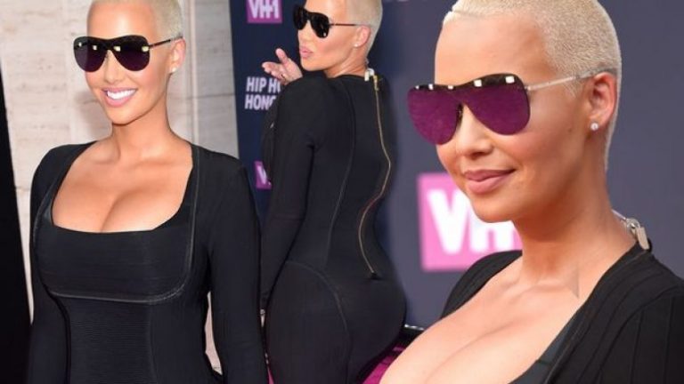 Amber Rose puthet me të dashurin publikisht, ekspozon gjoksin (Foto)