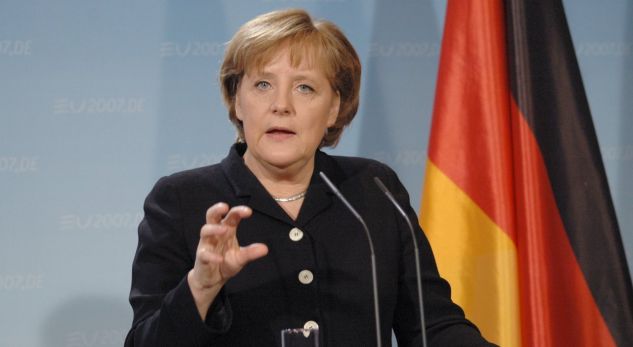 Merkel kërkon përshpejtim të dëbimit të azilkërkuesve