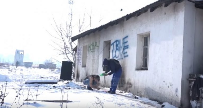 Afganët e mbetur rrugëve (Video)