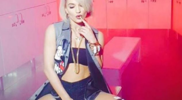 Baby Gee tregon të pasmet në koncert (Video)