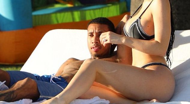 Kylie Jenner dhe Tyga skena të nxehta gjatë pushimeve në Meksikë (FOTO +16)