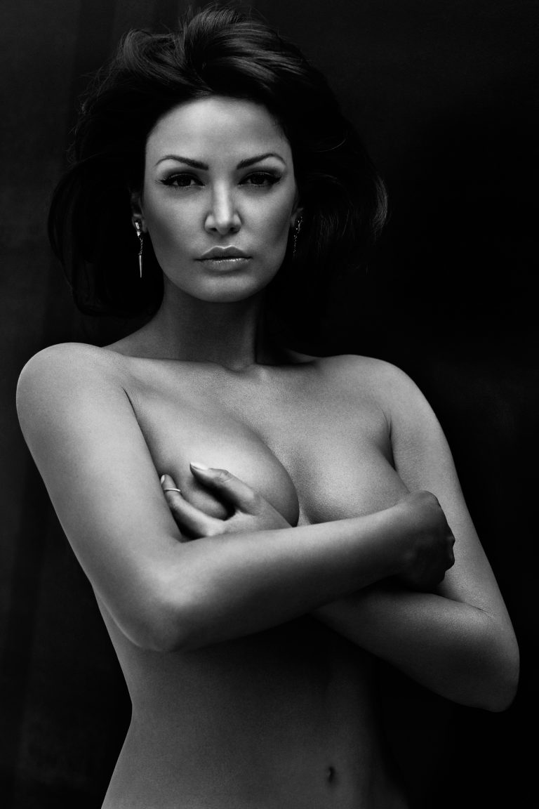 Bleona Qereti publikon foto tërësisht nudo (FOTO)