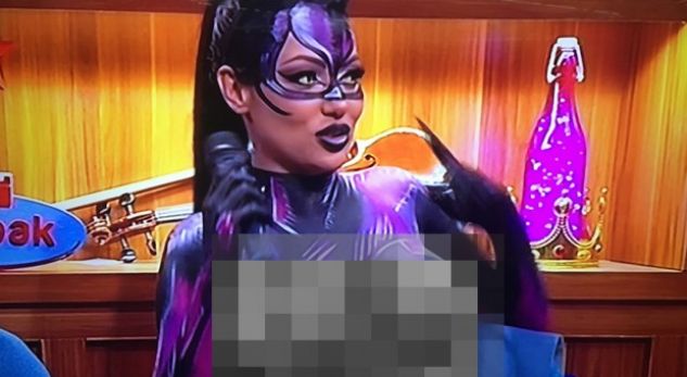Trondit këngëtarja serbe: Shfaqet nudo në emision live (Video/Foto)