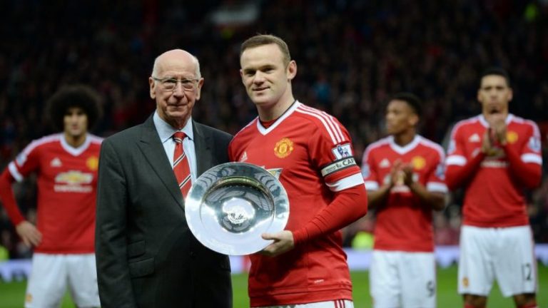 Bobby Charlton i zhgënjyer që humbi rekordin, por edhe i lumtur për Rooneyn që e theu