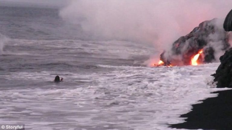 Momenti kur burri noton pranë llavës së vullkanit që po derdhej në oqean (Video)