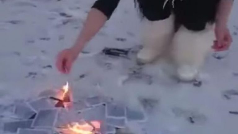 E tmerrshme: Shqyen faqet e Kuranit, urinon mbi to dhe më pas i vë flakën librit të shenjtë (Foto/Video, +16)