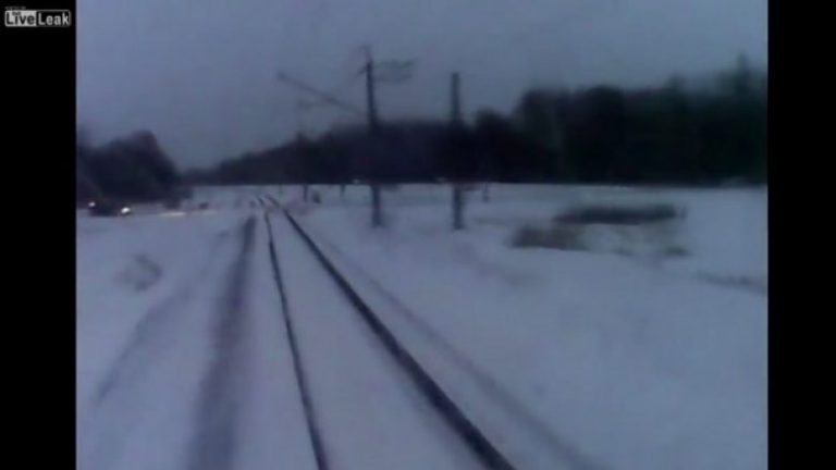 Treni përplas veturën në të cilën ishte gruaja shtatzënë dhe një fëmijë (Video, +18)