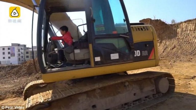 Shikoni si manovron me ekskavator ky katërvjeçar (Foto/Video)