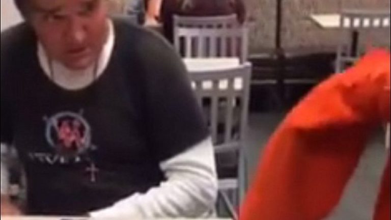Adoleshentët i dhurojnë rroba të reja të pastrehut, shikoni reagimin e tij (Foto/Video)