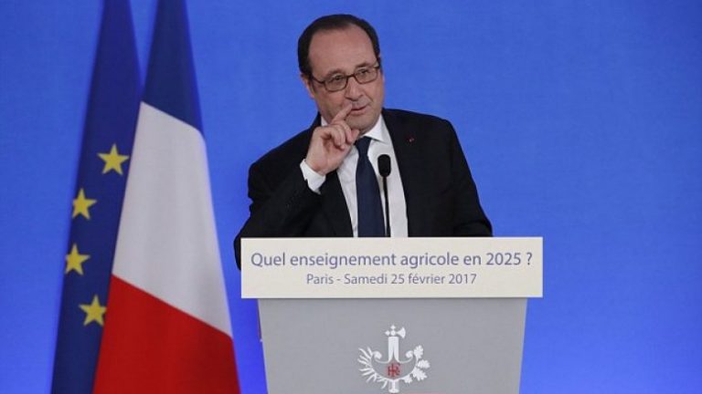 Momenti kur fjalimi i presidentit të Francës ndërpritet nga të shtënat me armë, dy të plagosur (Video)