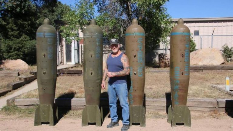 “Njeriu Dragua”: Burri më i armatosur në Amerikë, që posedon 80 vetura ushtarake, 200 mitralozë, tanke e granatahedhës (Foto/Video)