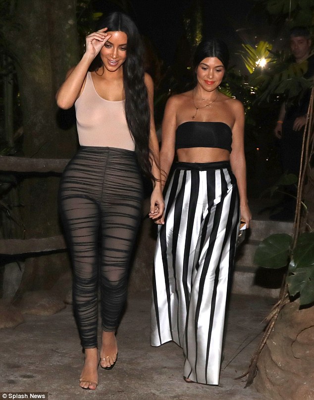 Motrat Kardashian përshëndesin nga plazhi (Foto)