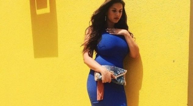 Afërdita nuk është gjë, shikojeni pak motrën e saj, ka gjoks gjigant (Foto)