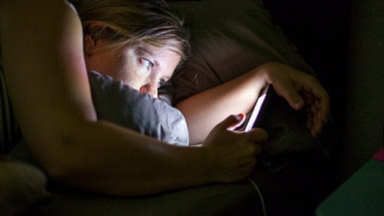 A është varësia e internetit shenjë e psikopatisë? Dëshira për të qenë ‘online’ është duke maskuar probleme më të thella