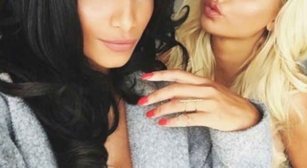 ​Dy shoqe seksi: A është kjo dyshja e nxehtë e kësaj jave? (Foto+16)