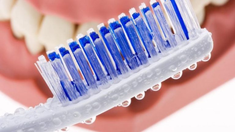 Brushën e dhëmbëve vetë mundeni ta dezinfektoni me një përbërës