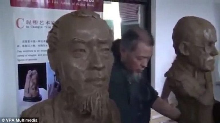 Artistët skulpturojnë njëri-tjetrin me shpejtësi dhe ngjashmëri të madhe (Video)