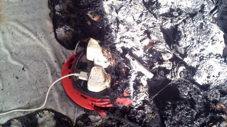 Eksplodon cigarja elektrike, shkakton dëme të mëdha në dhomë (Foto)