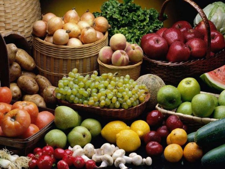Inspekcioni largon pemë dhe perime të dëmtuara në disa markete