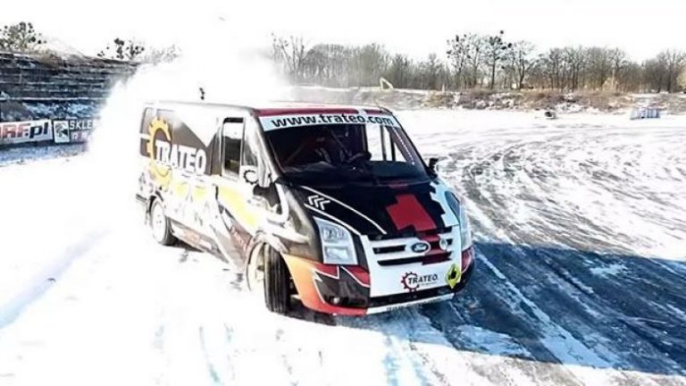 Ford Transit në rrugën e mbuluar nga bora (Video)