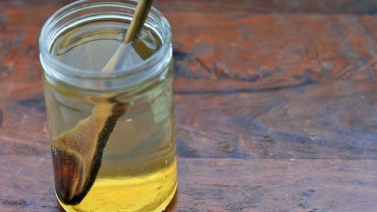 Si ndikon konsumimi i ujit me mjaltë në trupin tuaj?