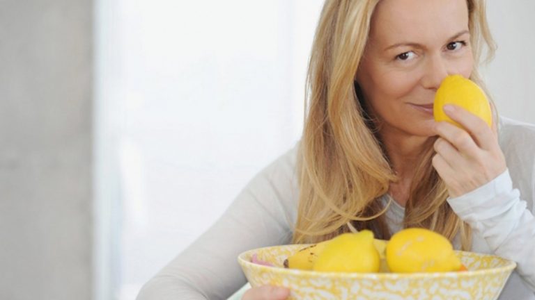 Kurrë mos hidhni lëvoret e limonit: Ilaçi nga natyra eliminon dhembjet për dy orë!
