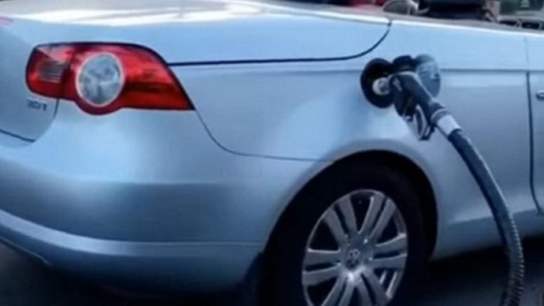 Vazhdonte të voziste, pa ditur se e ka të kapur gypin për mbushjen e derivateve (Video)
