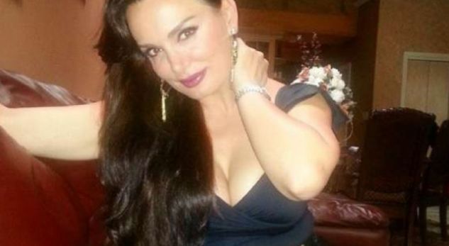 Albëria nuk shqetësohet për kritikat: Ndihem seksi me gjoksin jasht (Foto)