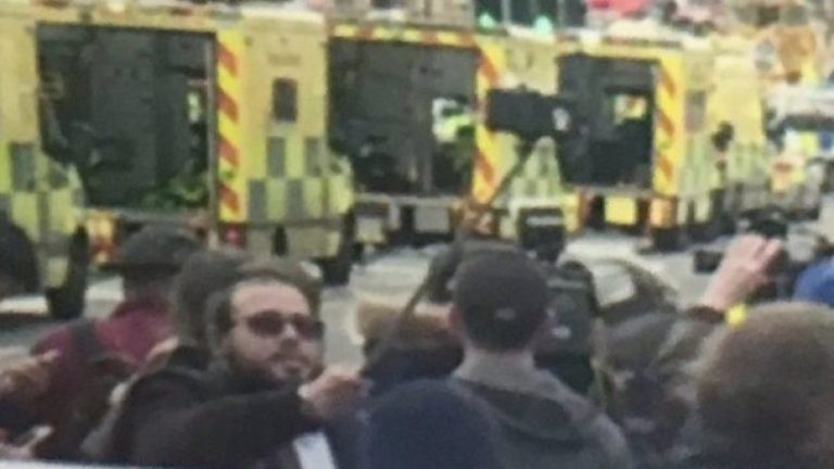 Burrin që po e urren e gjithë bota: Bënte selfie pranë të vdekurve dhe të lënduarve që po transportoheshin me autoambulancë (Foto)