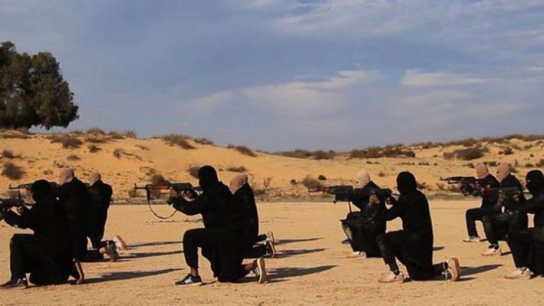 Programi sekret i ISIS-it: Militantët i mësonin t’i ziejnë njerëzit, nëse mbesin pa ushqim (Foto)