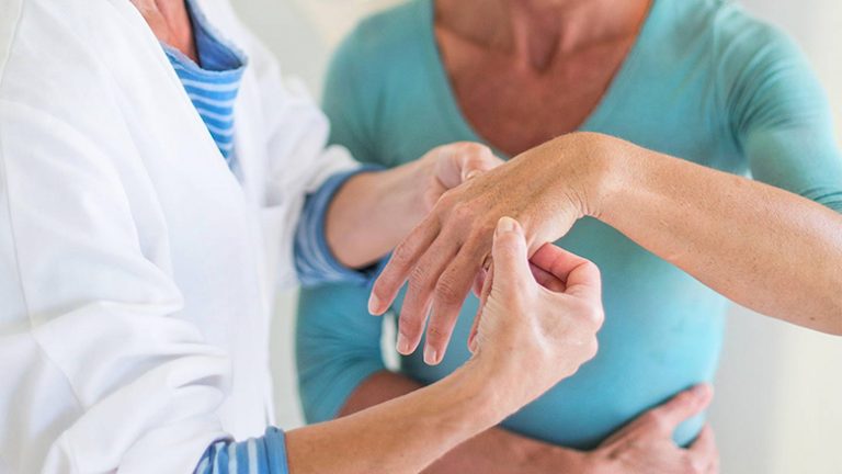 Dhembja në nyja është shenjë e parë e sëmundjes vdekjeprurëse: Duhet patjetër ta dini, mjekët shpesh gabojnë!