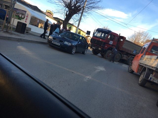 Bllokohet rruga ne Lipjan
